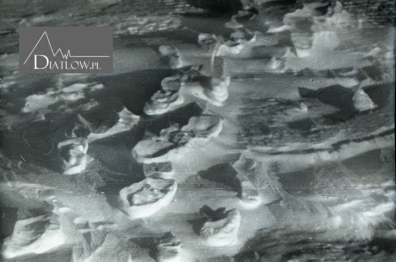 Przełęcz Diatłowa - ślady stóp na śniegu 