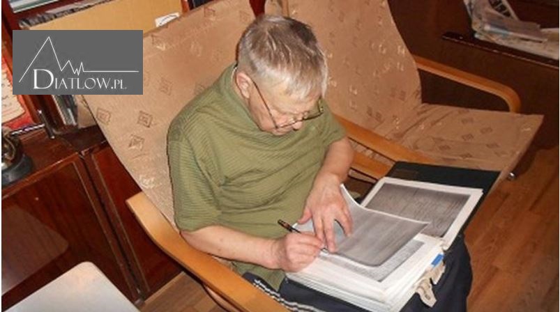Jurij Judin, czyta akta śledcze o tragedii na Przełęczy Diatłowa 